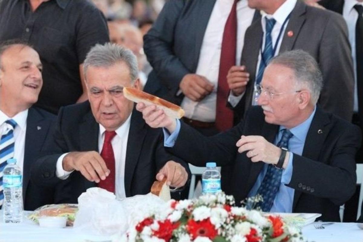 İhsanoğlu&rsquo;na İftar Yemeğinde Protesto