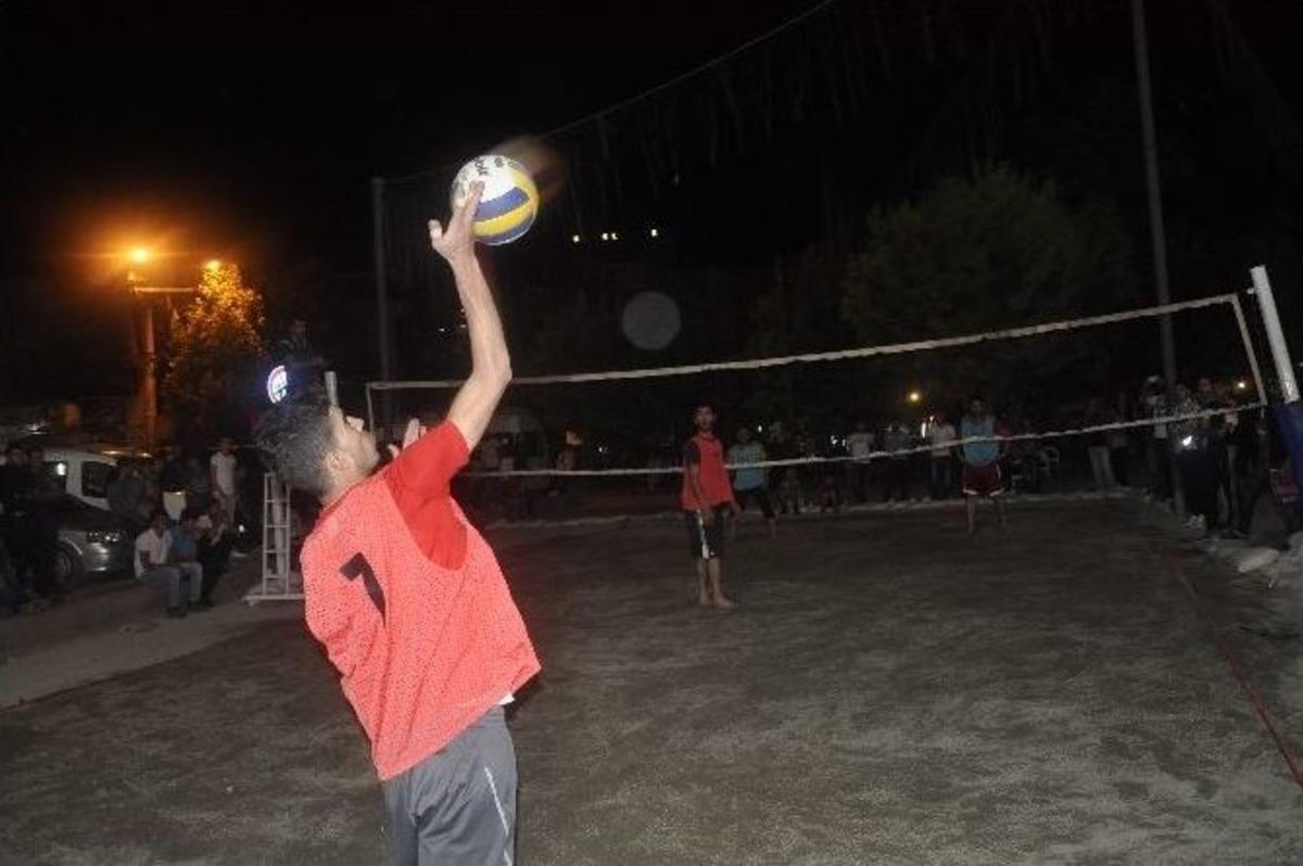Denizi Yok Ama Plaj Voleybolu Oynuyorlar