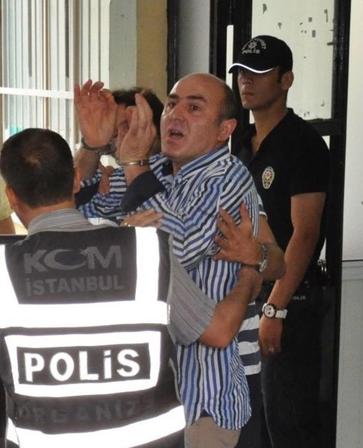 Eski İstihbarat M&uuml;d&uuml;r&uuml; Ali Fuat Yılmazer Kelep&ccedil;elerini G&ouml;stererek: &ldquo; Bu Şeref Madalyalarını G&ouml;r&uuml;n&rdquo;