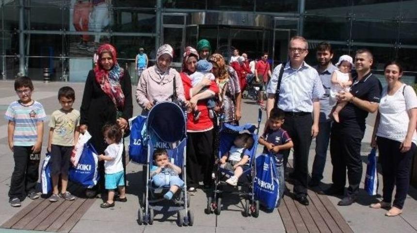 (&ouml;zel Haber) İhtiya&ccedil; Sahibi &Ccedil;ocukların Ellerinden Tutup Bayramlık Aldılar