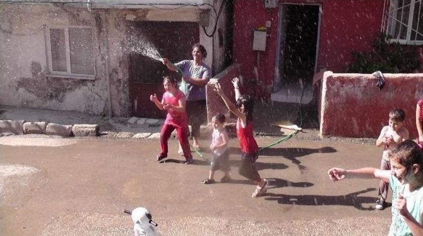 &Ccedil;ocuklar Hortumla Serinlediler