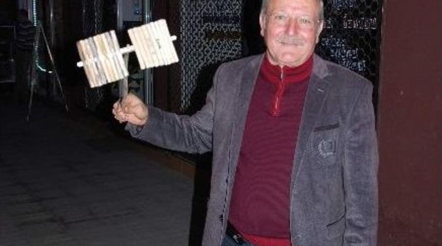 Aydınlı &Uuml;nl&uuml; M&uuml;teahhit &Ccedil;ocukluktaki Oyuncakları İle Stres Atıyor