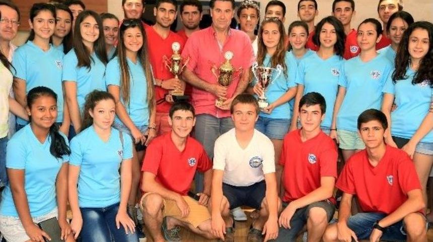 Bodrum'a 3 Kupa İle D&ouml;nen Sporcular Başkan Kocadon'u Ziyaret Etti