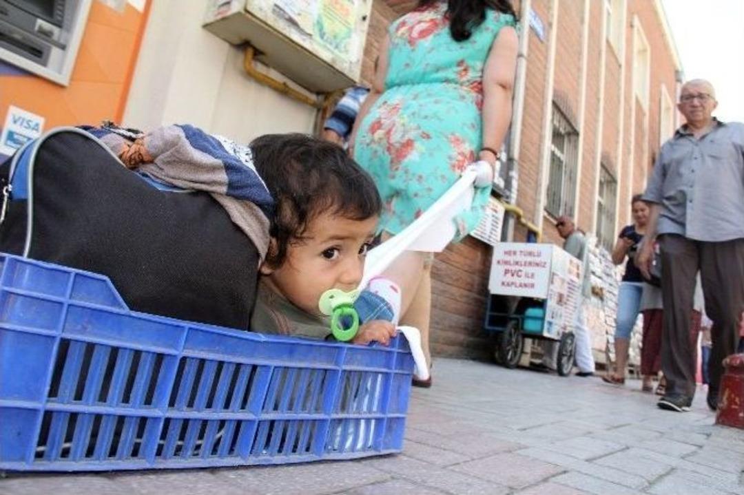 Bebeğini Sebze Kasasında B&ouml;yle S&uuml;r&uuml;kledi
