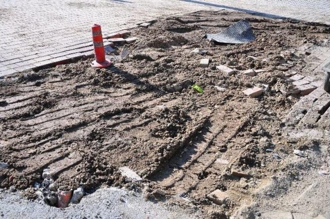 İ&ccedil;me Suyu Boru Hattı Patladı Tonlarca Su Boşa Aktı