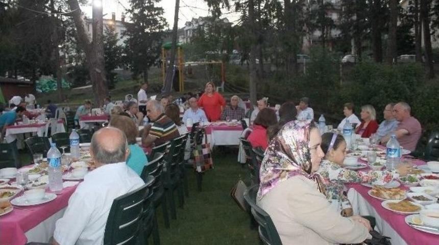 Yardımsevenler Derneği'nden &Uuml;yelerine İftar
