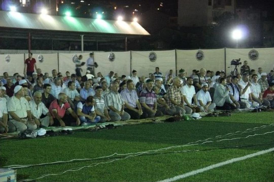 &Ccedil;an Şehir Stadı&rsquo;nda Teravih Namazı