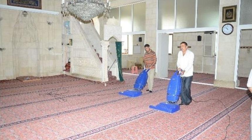 Camilerde Temizlik Başladı