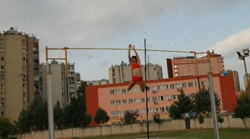 Sırıkla Atlama Milli Takımı Adana&rsquo;da