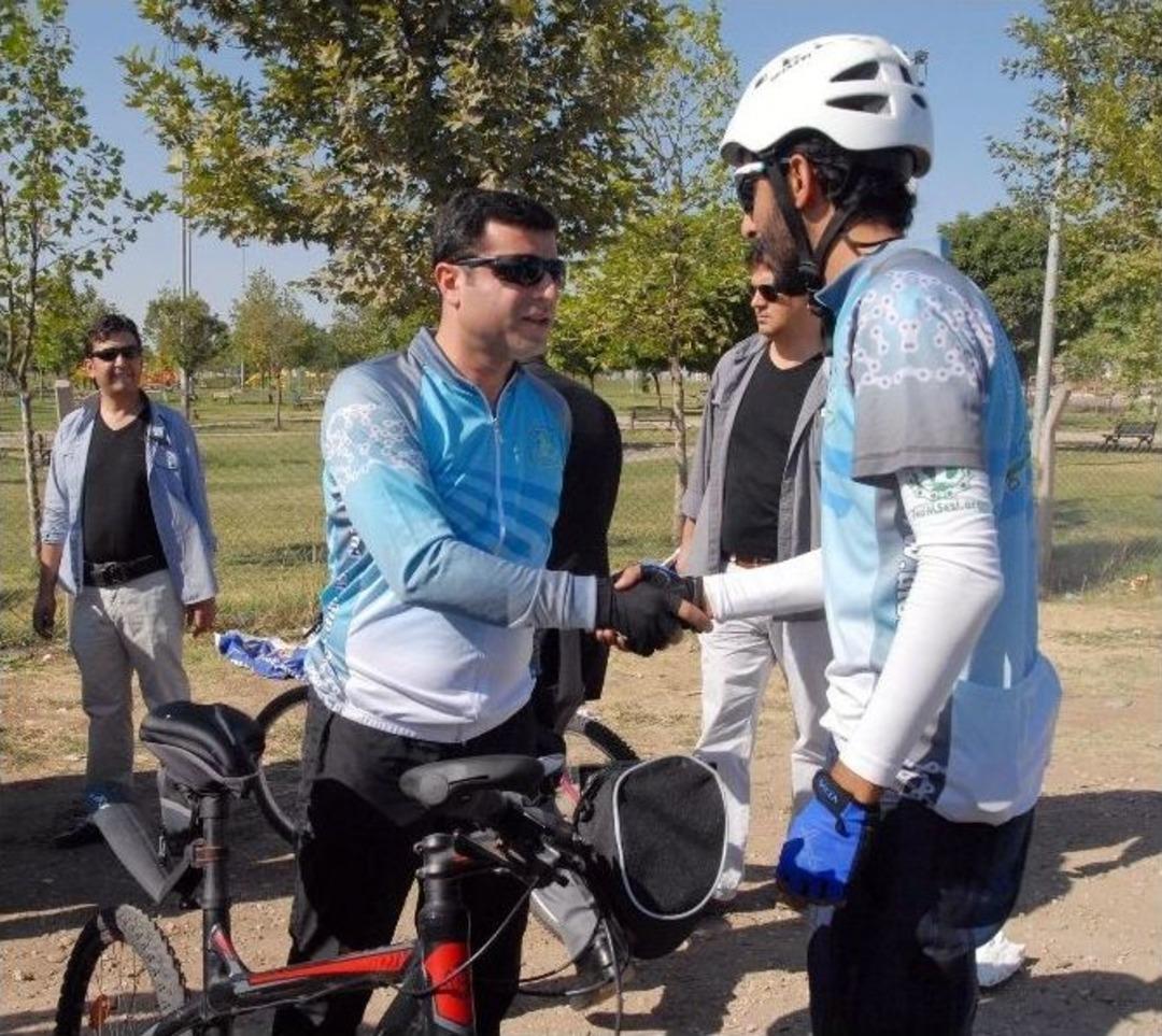Cumhurbaşkanı Adayı Demirtaş Doğa İ&ccedil;in Pedal &Ccedil;evirdi