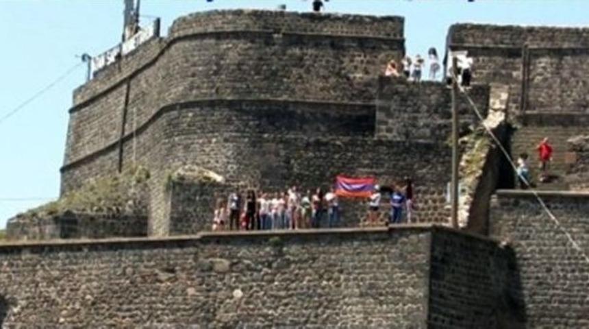 Ermenilerin Kars Kalesi&rsquo;nde Bayrak A&ccedil;masına Tepki