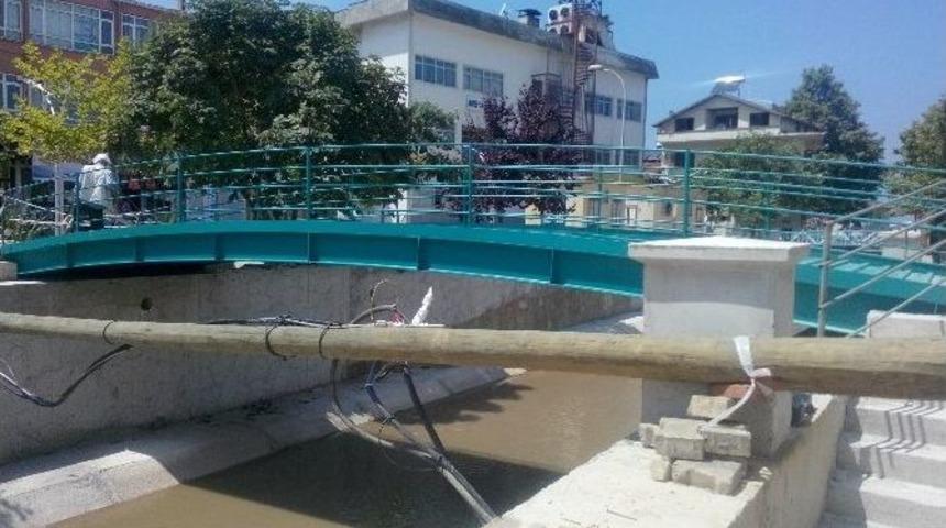 Ak&ccedil;akoca'da Asma K&ouml;pr&uuml; Yerine Kondu