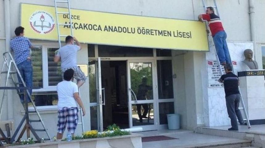 Ak&ccedil;akoca Sosyal Bilimler Lisesi Tabelası Takıldı