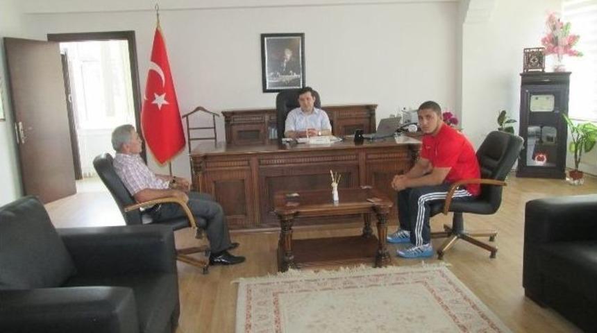 D&uuml;nya İkincisi Yazıcı Kaymakam'ı Ziyaret Etti