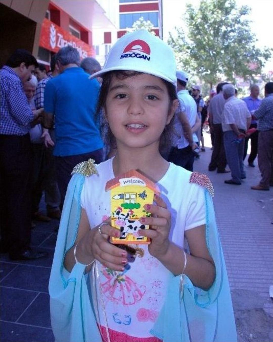 Vatandaş, Başbakan Erdoğan&rsquo;a Bağış Kuyruğuna Girdi