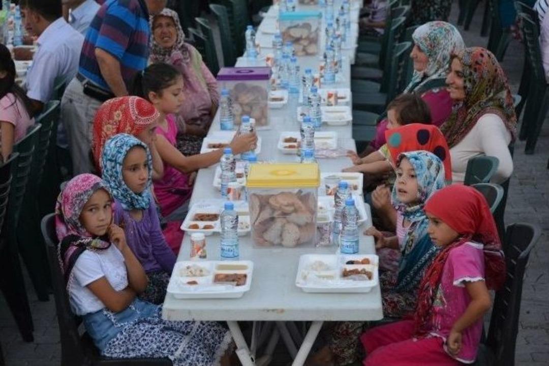 Yunusemre İftar Sofrasında Dualar Gazze İ&ccedil;in