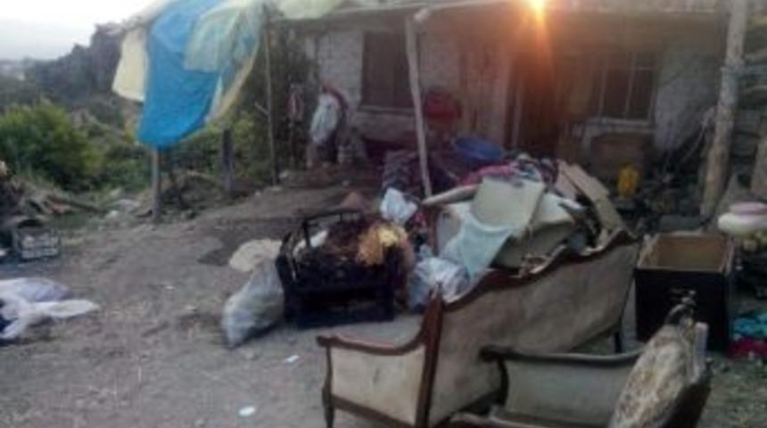 Sındırgı'da Yanan Ev Kullanılamaz Hale Geldi