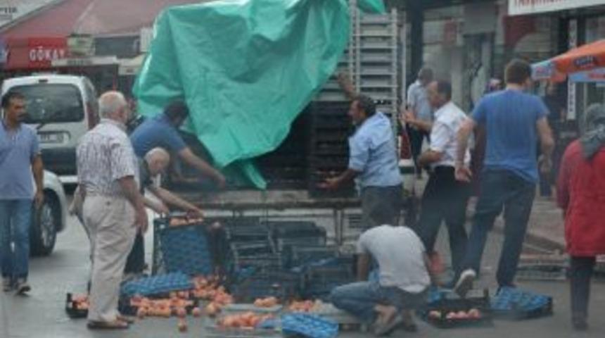 D&ouml;k&uuml;len Şeftaliler Yolu Trafiğe Kapattı