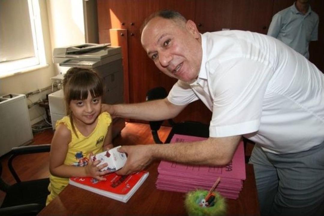 Başkan Vekili Erol Aydın, Personele Kandil Simidi Dağıttı