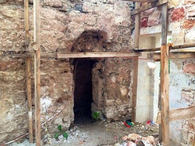 İlyasbey Köyündeki Tarihi Hamamın Onarımı Devam Ediyor