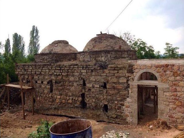 İlyasbey Köyündeki Tarihi Hamamın Onarımı Devam Ediyor