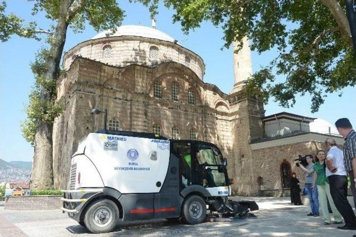 Bursa Büyükşehir Belediyesi'nden Camilere Gül Kokulu Temizlik