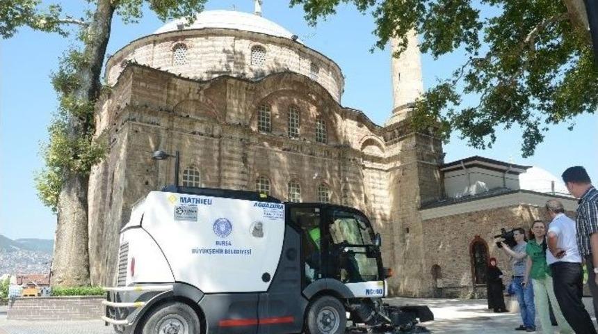 Bursa B&uuml;y&uuml;kşehir Belediyesi'nden Camilere G&uuml;l Kokulu Temizlik