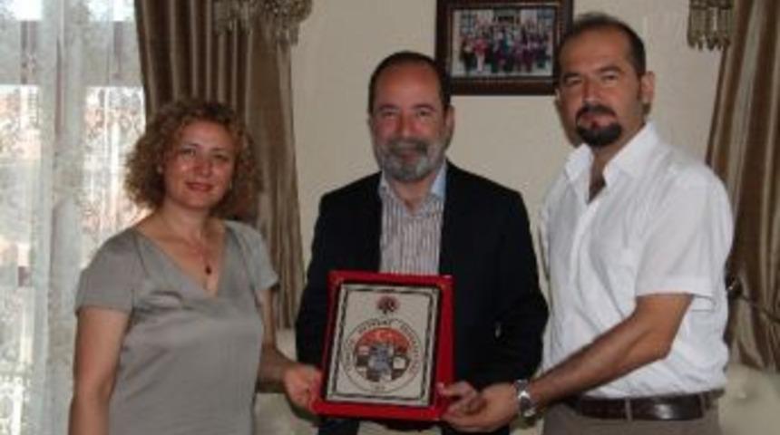 Satran&ccedil; Federasyonu'ndan, Başkan G&uuml;rkan'a Plaket