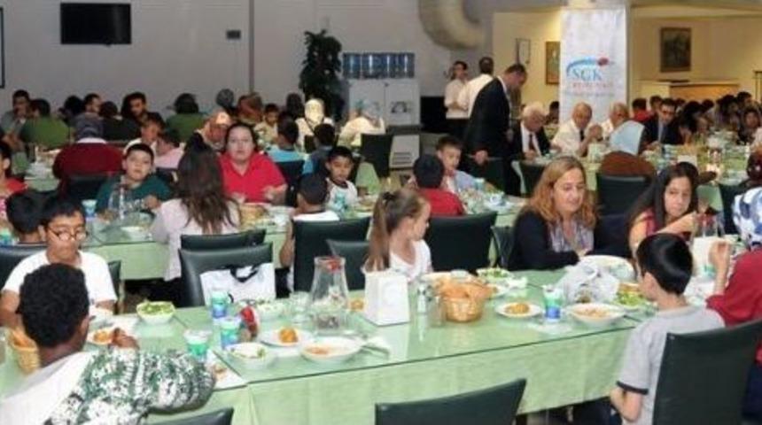 G&ouml;n&uuml;ll&uuml;ler Farklı Milletleri İftarda Buluşturdu