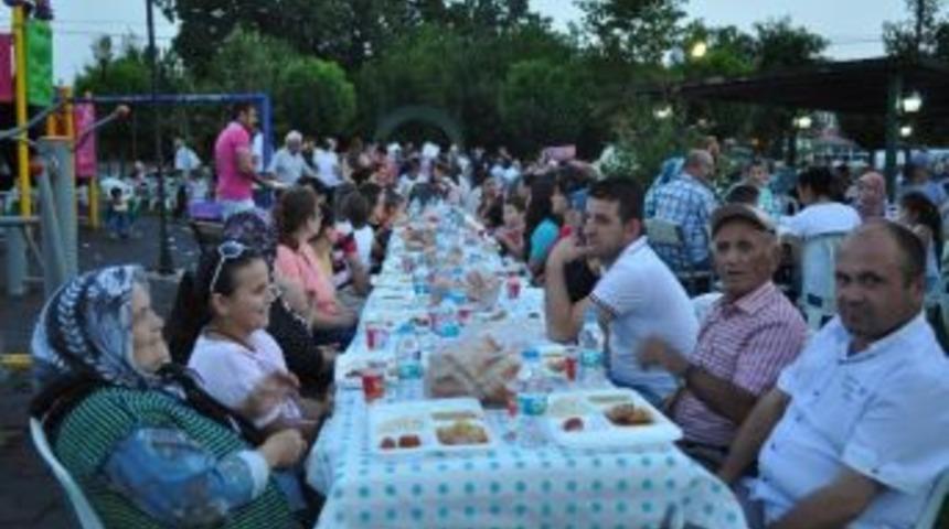 L&uuml;leburgaz'da Muhtardan Bin 300 Mahalleliye İftar
