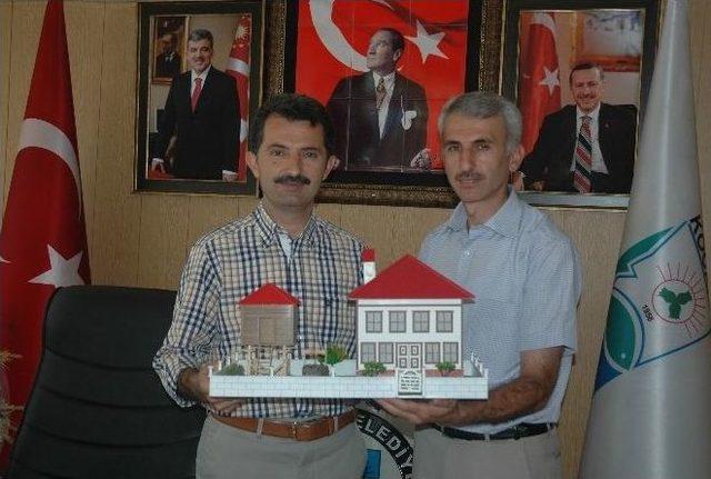 Başkan Acar’a Minyatür Safranbolu Evi Hediye Etti