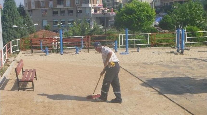 Sel Basan &Ccedil;ocuk Oyun Parkında Temizlik &Ccedil;alışması