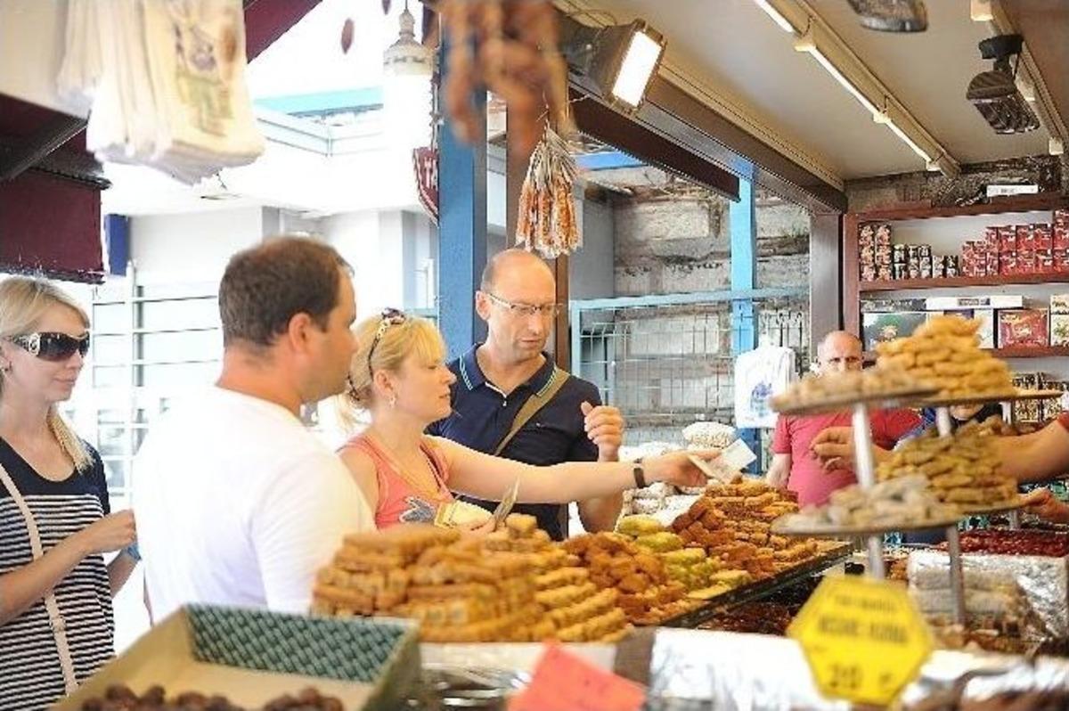 Bayram &Ouml;ncesi Mısır &Ccedil;arşısında Alışveriş Yoğunluğu