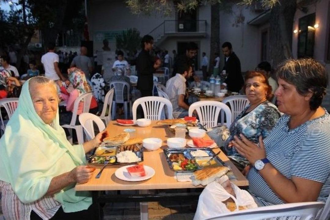 &Ccedil;eşme İmam Hatip Lisesi&rsquo;nde İftar Yemeği