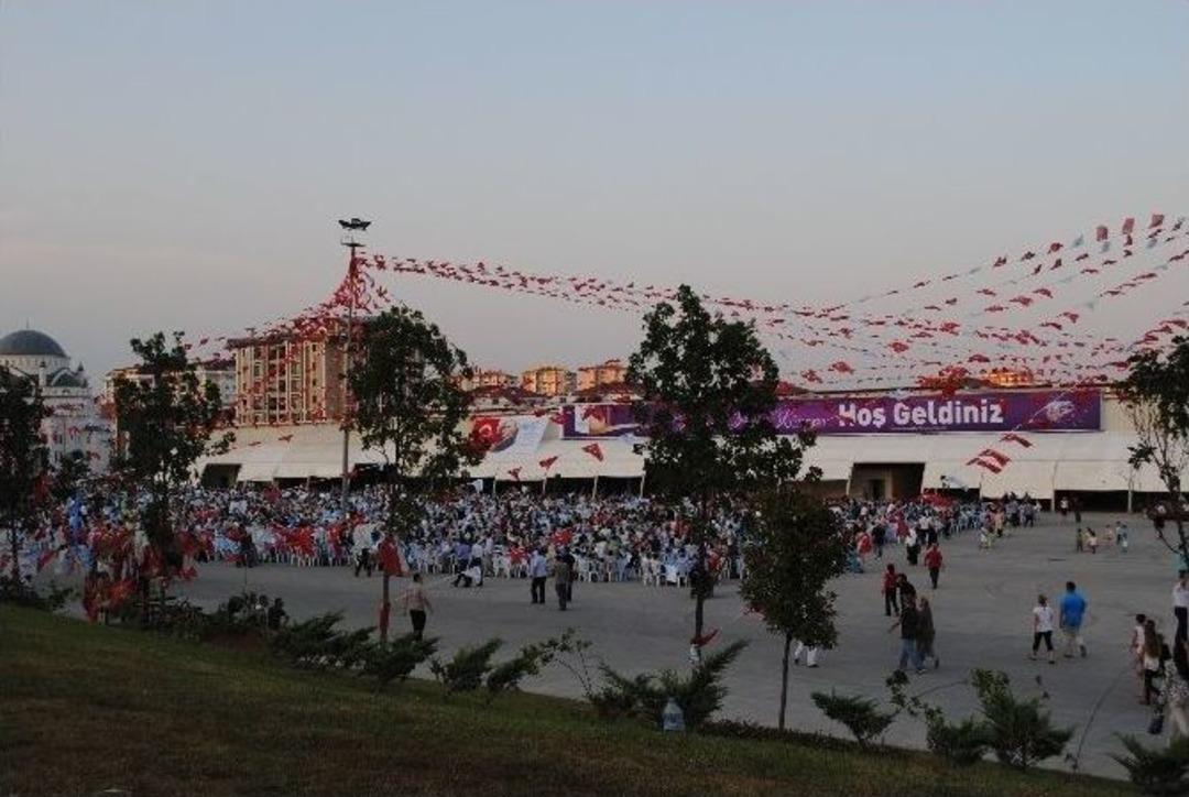 Kadir Gecesi&rsquo;nde 10 Bin Kişi Aynı Sofrada İftar Yaptı