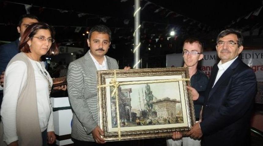 Bakan G&uuml;ll&uuml;ce Engellilerle İftar Yaptı