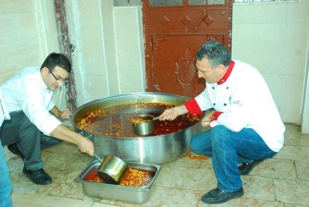 Kadir Gecesi&rsquo;nde Şadırvandan Şerbet Aktı