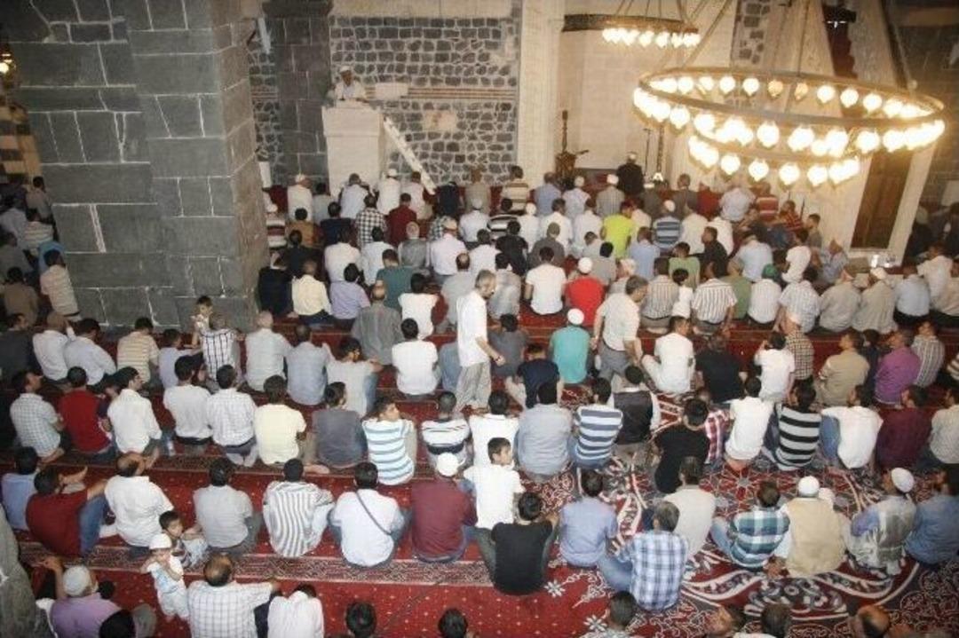 Tarihi Ulu Cami Kadir Gecesi'nde Doldu Taştı