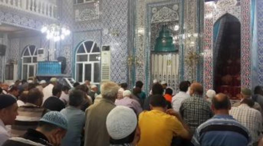 Kadir Gecesinde G&uuml;m&uuml;şhaneliler Camilere Akın Etti