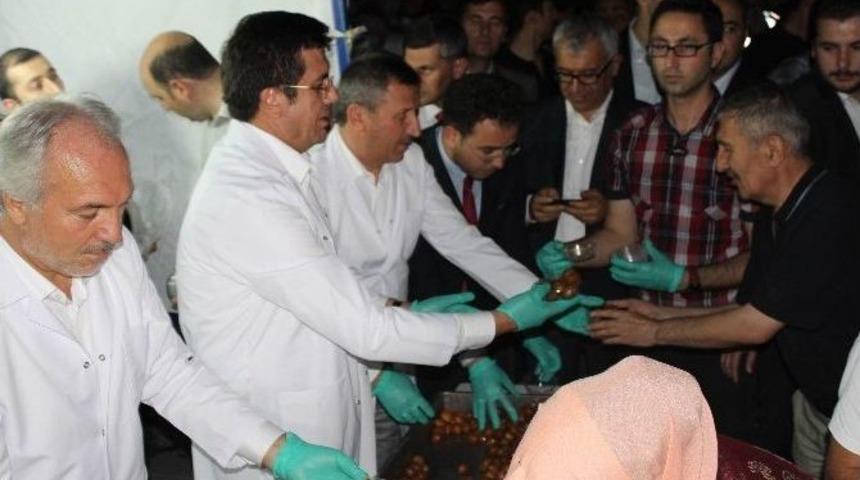 Bakan Zeybekci K&uuml;tahya'da Halka Lokma Dağıttı