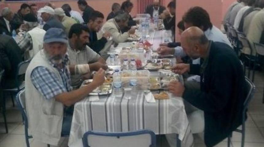 Ak Parti Demir&ouml;z&uuml; İl&ccedil;e Teşkilatından İftar Yemeği