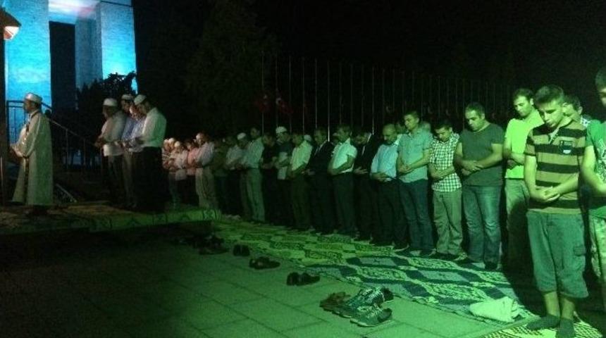 Şehitler Huzurunda Teravih Namazı