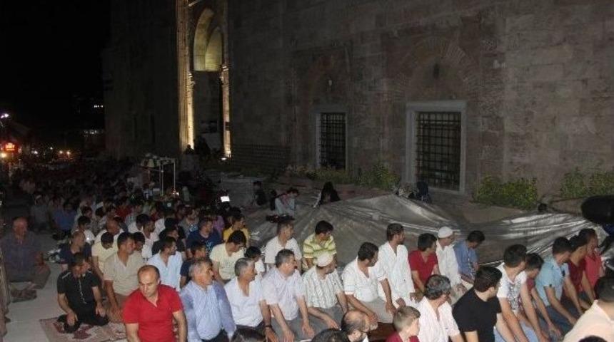 Ulu Camii Kadir Gecesinde 30 Bin Kişiye Ev Sahipliği Yaptı