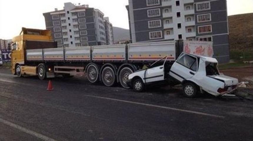Duran Tır&rsquo;a Otomobil &Ccedil;arptı 2 Ağır Yaralı