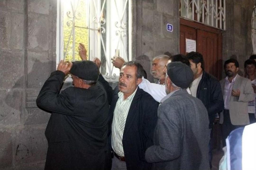 Ağrı&acute;da Sakal-ı Şerif Coşkusu Binlerce İnsanı Sokağa D&ouml;kt&uuml;