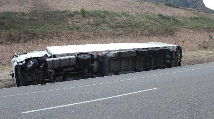 Dondurma Y&uuml;kl&uuml; Tır Devrildi