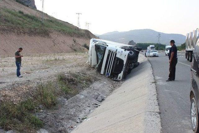 Dondurma Yüklü Tır Devrildi