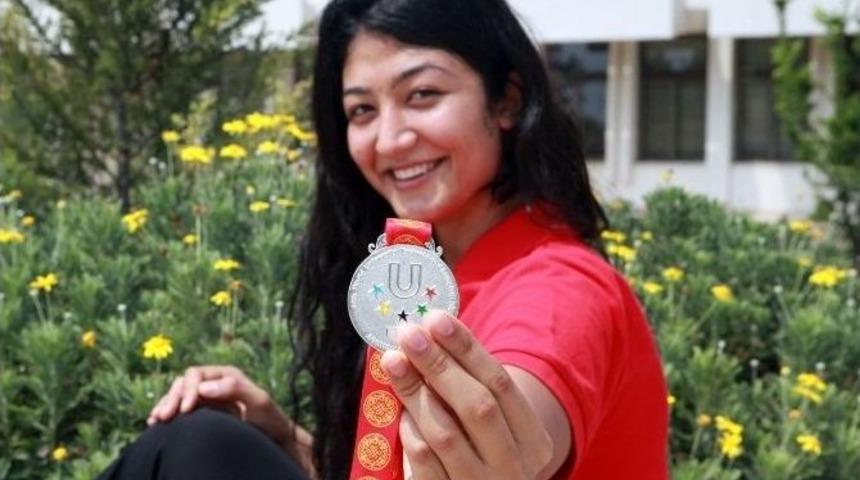 Şampiyon Sporcu, Rekt&ouml;r Prof. Dr. Kibar&rsquo;ı Ziyaret Etti