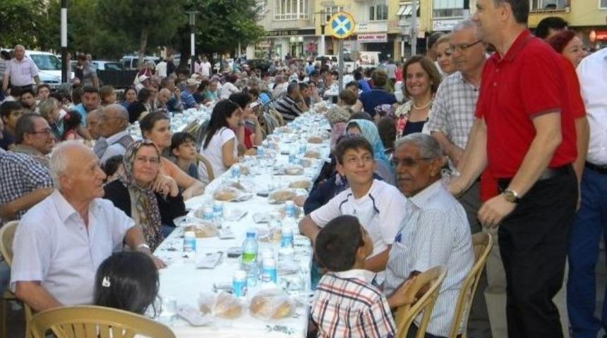 Edirne'de 2 Kilometrelik İftar Sofrası Kuruldu