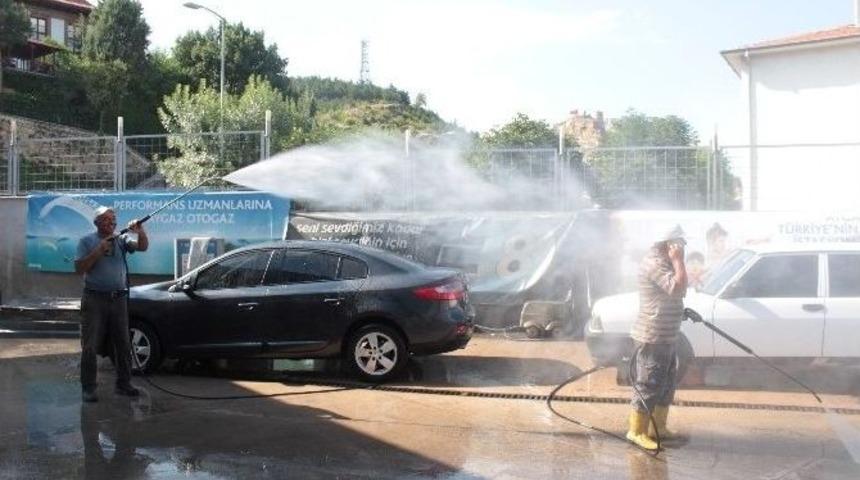 Hem Arabalarını Hem De Kendilerini Yıkadılar